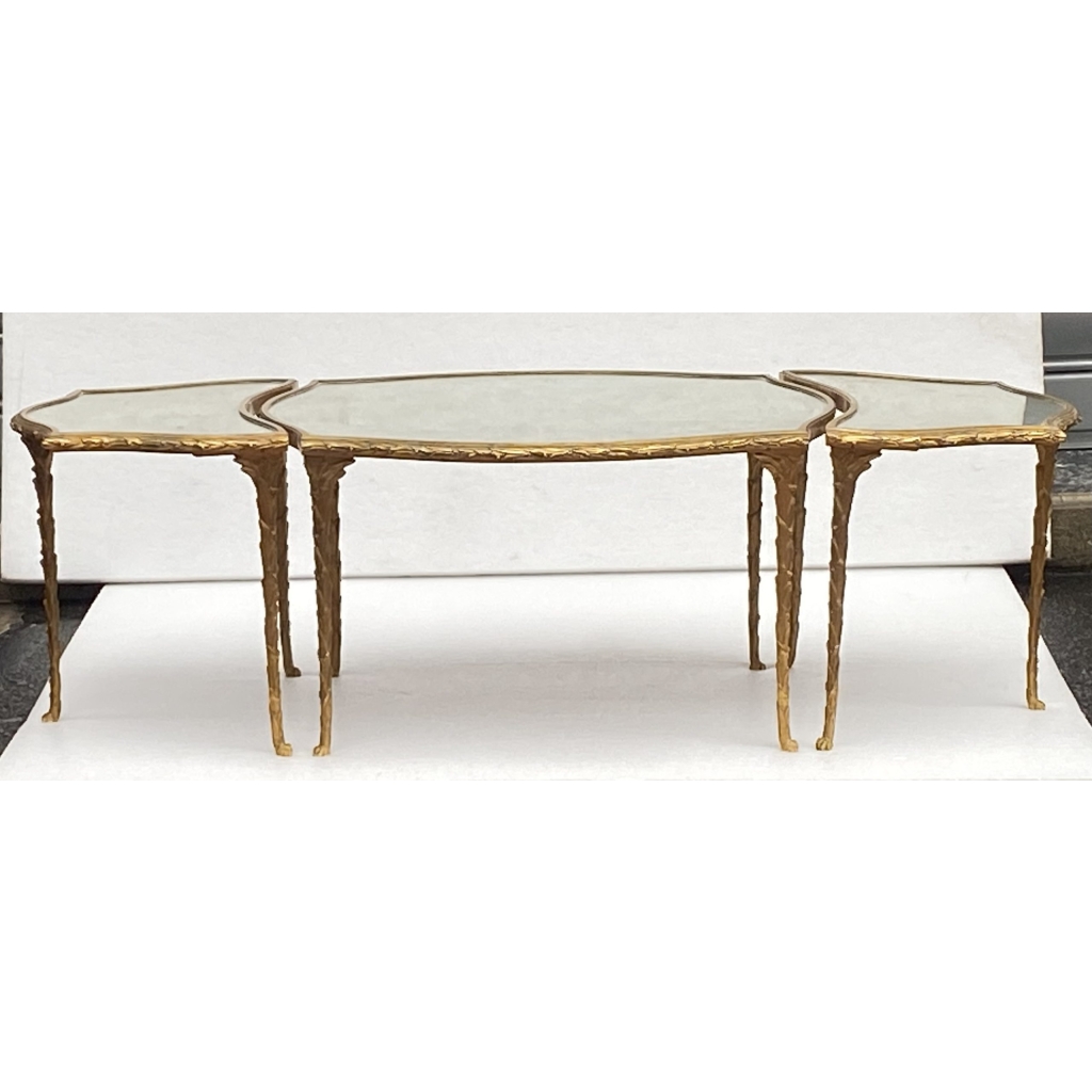 1970′ Table Tripartite Maison Charles Forme Arbaléte, Jansen Ou Baguès Décor Palmier en Bronze Doré avec Plateaux Miroirs Vieillis 1970′ Table Tripartite Maison Charles Forme Arbaléte, Jansen Ou Baguès Décor Palmier en Bronze Doré avec Plateaux Miroirs Vieillis