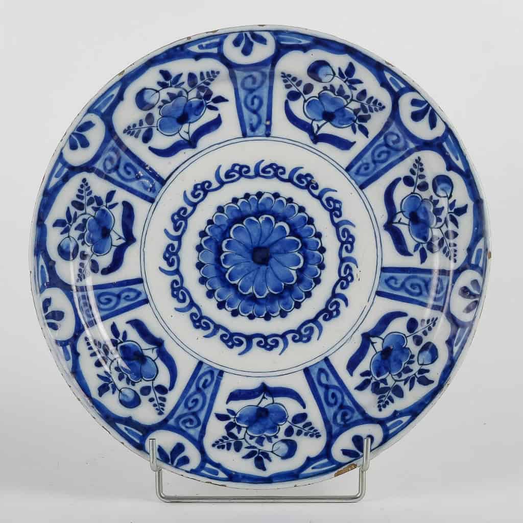 Plat en faïence de Delft en camaïeu de bleu à décor de fleurs XVIIIème siècle MLD Antiquités|MLD Antiquités|MLD Antiquités|MLD Antiquités|MLD Antiquités|MLD Antiquités|MLD Antiquités||