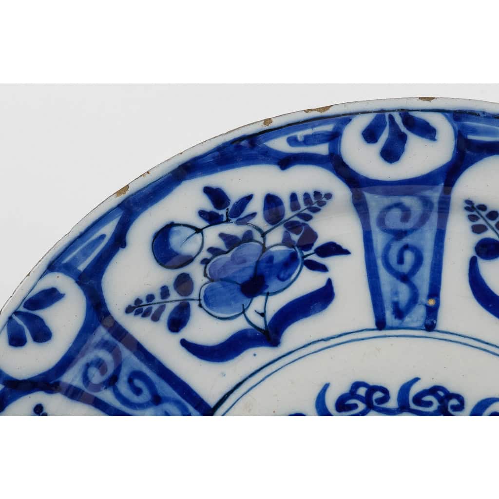 Plat en faïence de Delft en camaïeu de bleu à décor de fleurs XVIIIème siècle Plat en faïence de Delft en camaïeu de bleu à décor de fleurs XVIIIème siècle