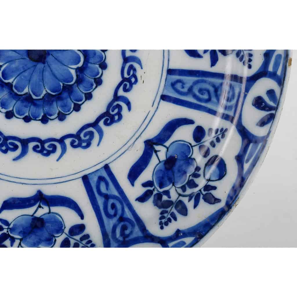 Plat en faïence de Delft en camaïeu de bleu à décor de fleurs XVIIIème siècle Plat en faïence de Delft en camaïeu de bleu à décor de fleurs XVIIIème siècle