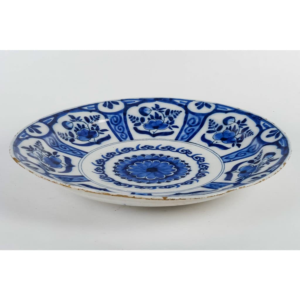 Plat en faïence de Delft en camaïeu de bleu à décor de fleurs XVIIIème siècle Plat en faïence de Delft en camaïeu de bleu à décor de fleurs XVIIIème siècle