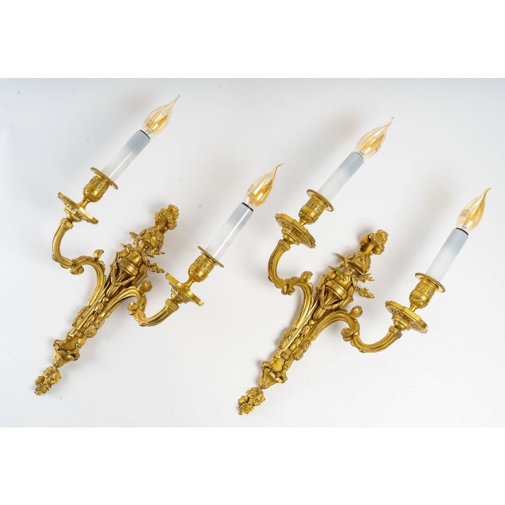 Paire d’appliques aux casques en bronze ciselé et doré de style Louis XVI Maison Beurdeley MLD Antiquités|MLD Antiquités|MLD Antiquités|MLD Antiquités|MLD Antiquités|MLD Antiquités|MLD Antiquités|MLD Antiquités|MLD Antiquités|MLD Antiquités||