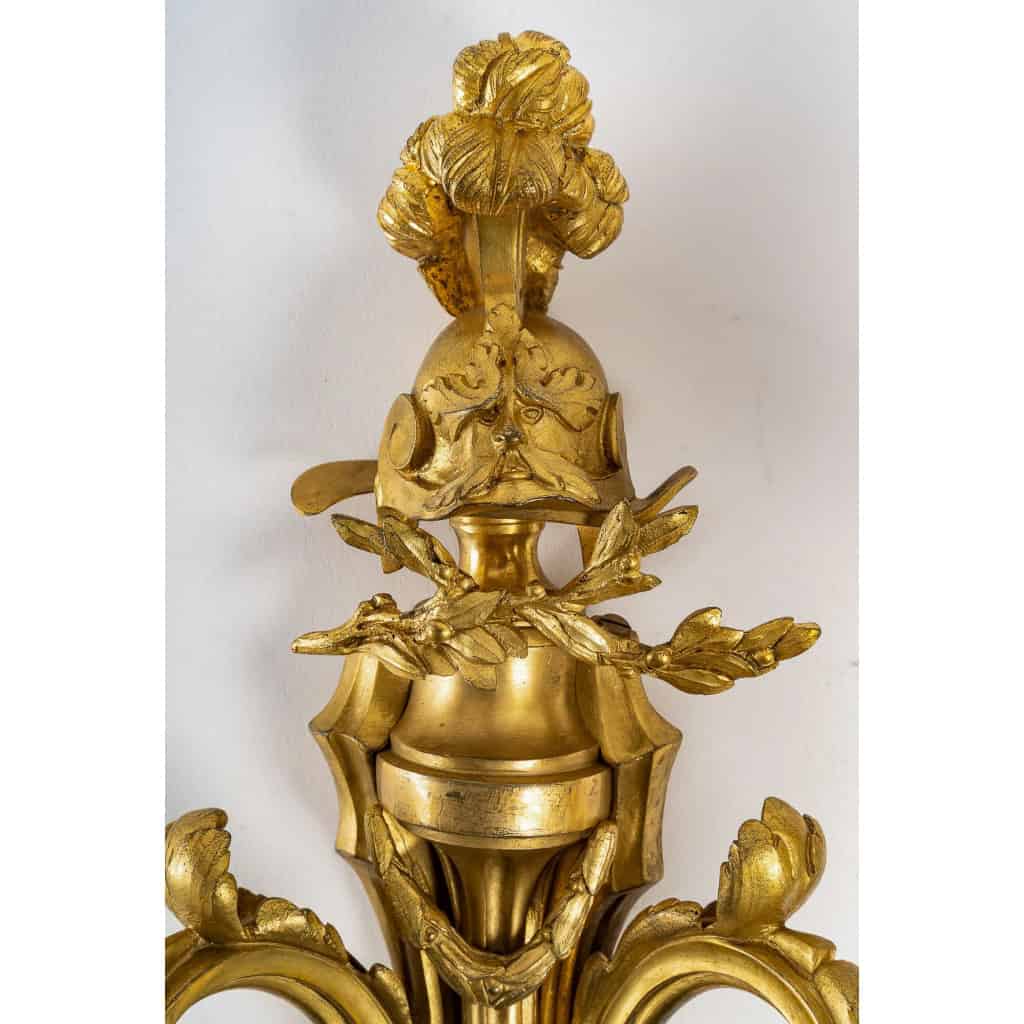 Paire d’appliques aux casques en bronze ciselé et doré de style Louis XVI Maison Beurdeley Paire d’appliques aux casques en bronze ciselé et doré de style Louis XVI Maison Beurdeley