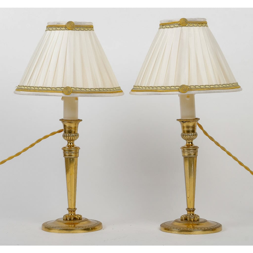 Paire de flambeaux montés en lampes d’époque Directoire en bronze ciselé et doré vers 1795 MLD Antiquités|MLD Antiquités|MLD Antiquités|MLD Antiquités|MLD Antiquités|MLD Antiquités|MLD Antiquités|MLD Antiquités||