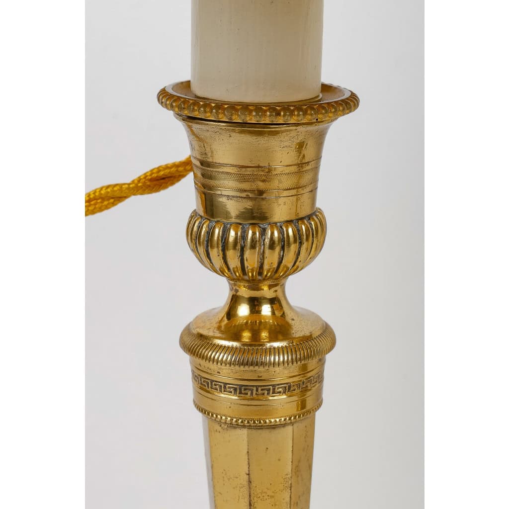 Paire de flambeaux montés en lampes d’époque Directoire en bronze ciselé et doré vers 1795 Paire de flambeaux montés en lampes d’époque Directoire en bronze ciselé et doré vers 1795