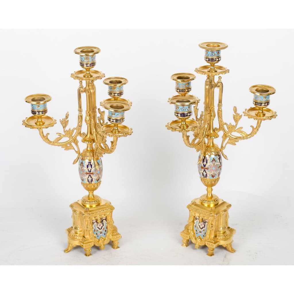 Une garniture en bronze doré et émail cloisonné fin XIXème siècle Une garniture en bronze doré et émail cloisonné fin XIXème siècle