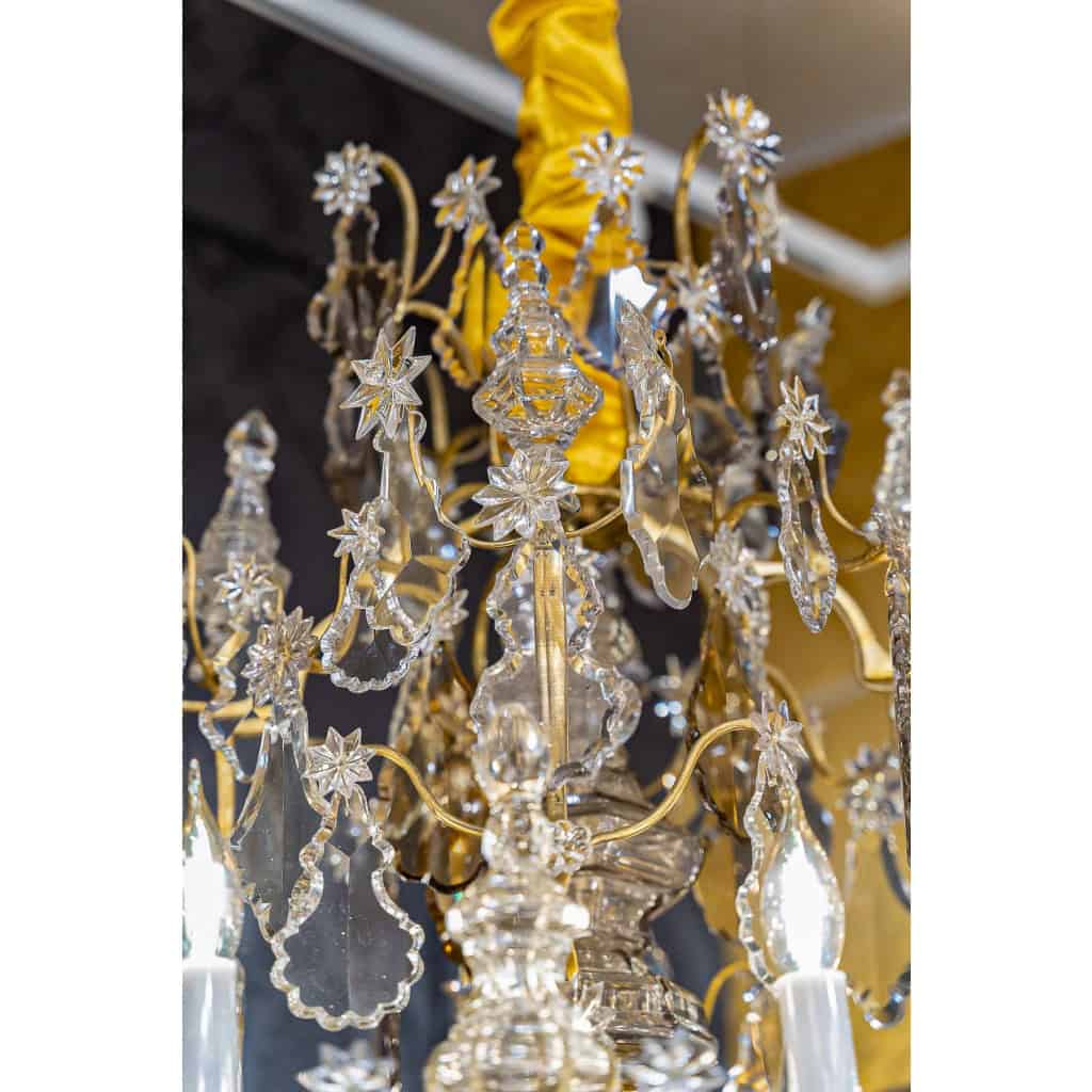 Lustre d’époque Louis XV en bronze doré à décor de poignards et plaquettes en cristal taillé vers 1760 Lustre d’époque Louis XV en bronze doré à décor de poignards et plaquettes en cristal taillé vers 1760