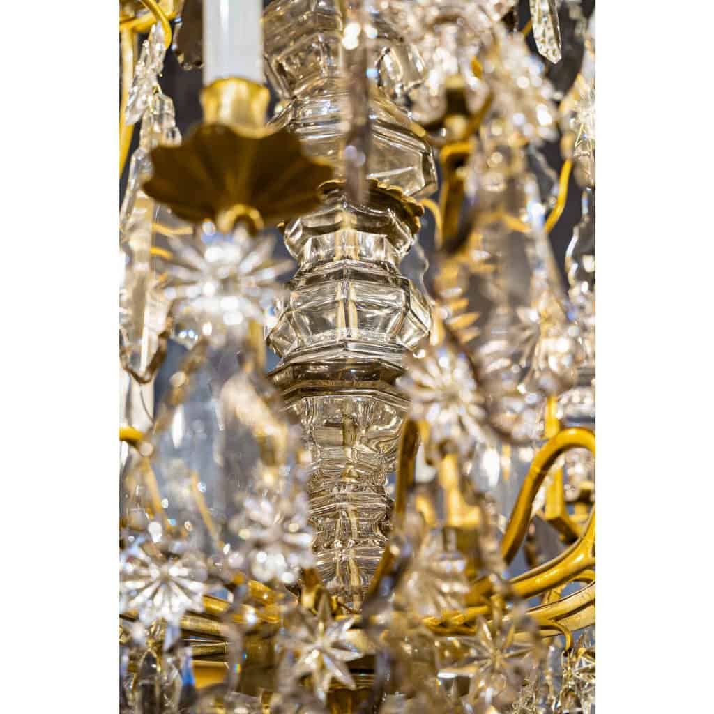 Lustre d’époque Louis XV en bronze doré à décor de poignards et plaquettes en cristal taillé vers 1760 Lustre d’époque Louis XV en bronze doré à décor de poignards et plaquettes en cristal taillé vers 1760