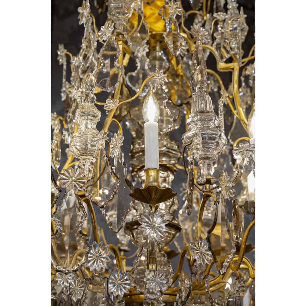 Lustre d’époque Louis XV en bronze doré à décor de poignards et plaquettes en cristal taillé vers 1760 Lustre d’époque Louis XV en bronze doré à décor de poignards et plaquettes en cristal taillé vers 1760