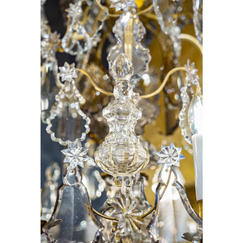 Lustre d’époque Louis XV en bronze doré à décor de poignards et plaquettes en cristal taillé vers 1760 Lustre d’époque Louis XV en bronze doré à décor de poignards et plaquettes en cristal taillé vers 1760