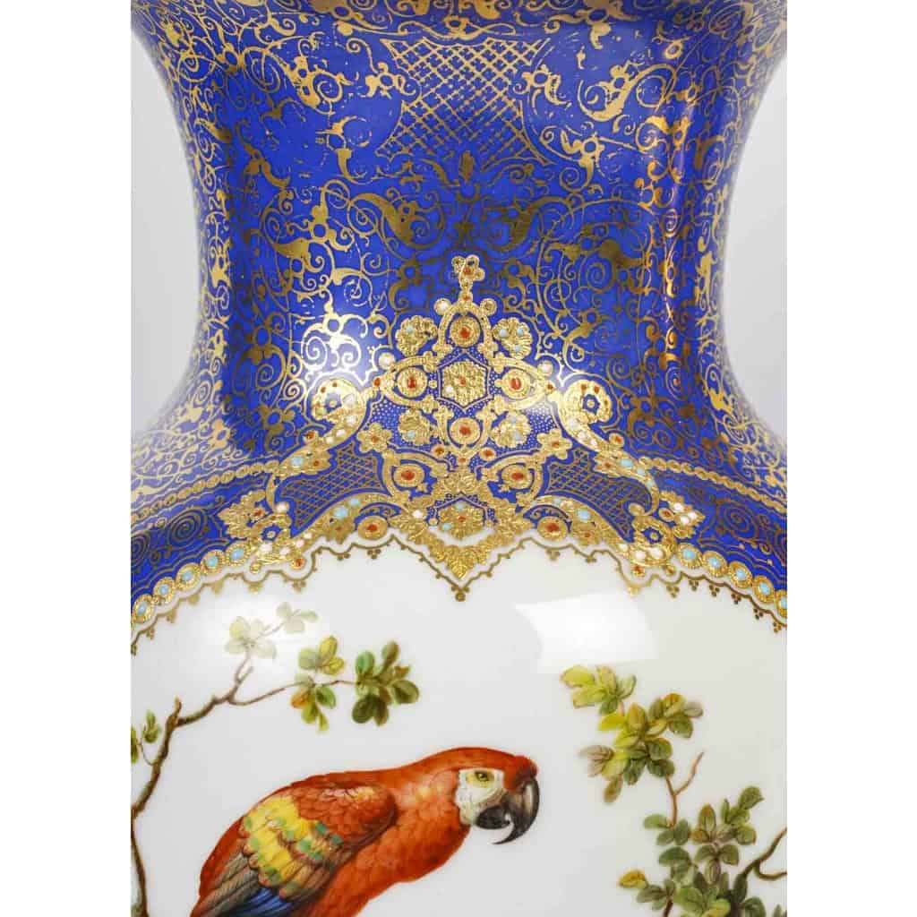 Paire de vases en porcelaine à décor d'oiseaux exotiques, travail français du début du XIXe siècle Paire de vases en porcelaine à décor d'oiseaux exotiques, travail français du début du XIXe siècle