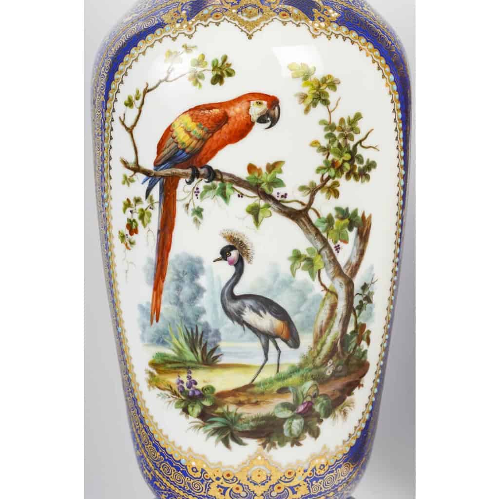 Paire de vases en porcelaine à décor d'oiseaux exotiques, travail français du début du XIXe siècle Paire de vases en porcelaine à décor d'oiseaux exotiques, travail français du début du XIXe siècle