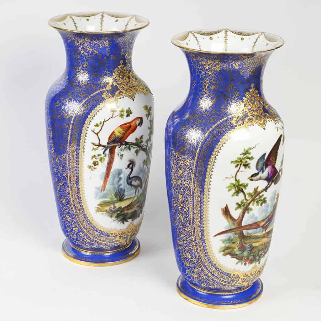 Paire de vases en porcelaine à décor d'oiseaux exotiques, travail français du début du XIXe siècle Paire de vases en porcelaine à décor d'oiseaux exotiques, travail français du début du XIXe siècle