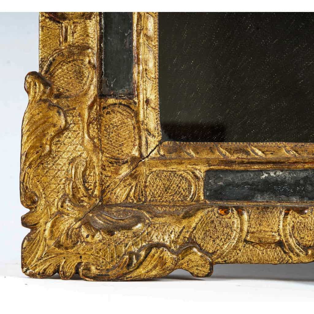 Miroir à fronton en bois sculpté et doré d’époque Régence vers 1715-1723 Miroir à fronton en bois sculpté et doré d’époque Régence vers 1715-1723