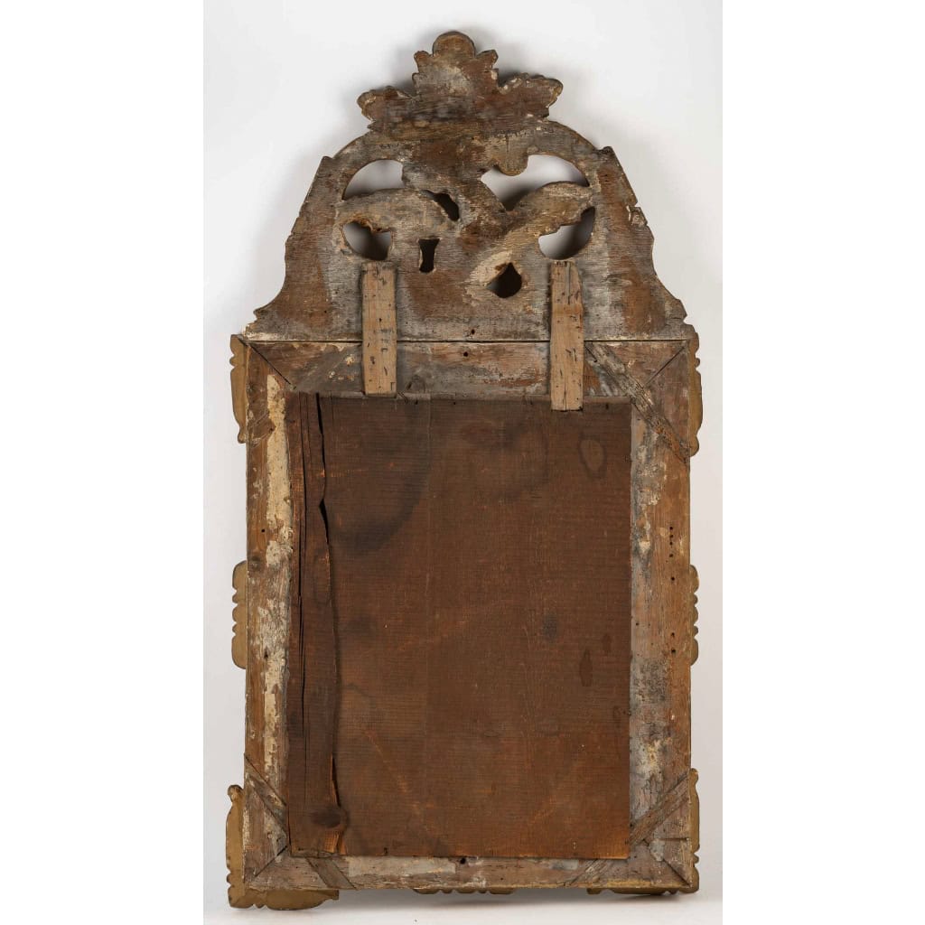 Miroir à fronton en bois sculpté et doré d’époque Régence vers 1715-1723 Miroir à fronton en bois sculpté et doré d’époque Régence vers 1715-1723