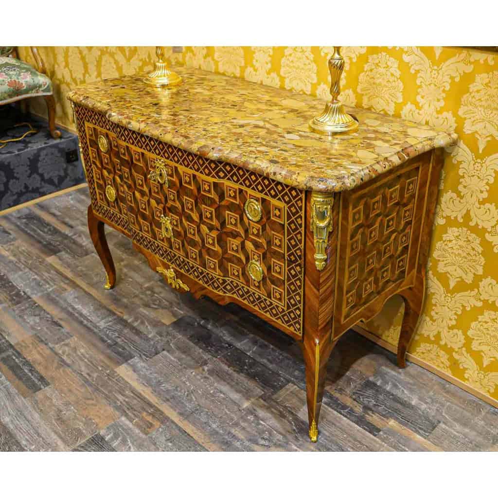 Léonard Boudin Maître en 1761 Commode en marqueterie de cubes sans fonds époque Transition vers 1770 Léonard Boudin Maître en 1761 Commode en marqueterie de cubes sans fonds époque Transition vers 1770