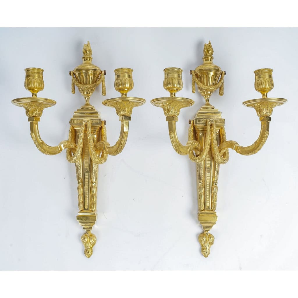 Paire d’appliques à deux bras de lumière en bronze ciselé et doré de style Louis XVI MLD Antiquités|MLD Antiquités|MLD Antiquités|MLD Antiquités|MLD Antiquités|MLD Antiquités|MLD Antiquités|MLD Antiquités|MLD Antiquités||