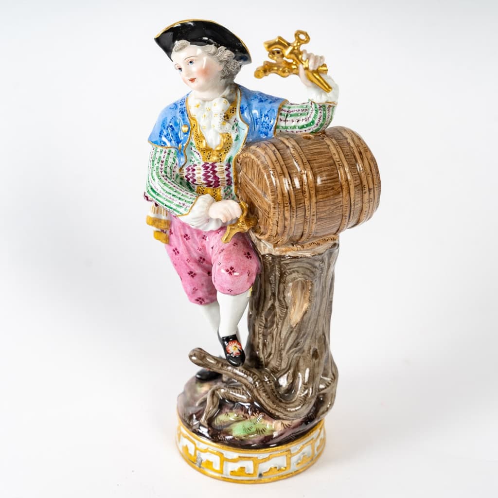 Sujet en porcelaine de Saxe de la manufacture de Meissen, représentant un vigneron, XIXe siècle. Sujet en porcelaine de Saxe de la manufacture de Meissen, représentant un vigneron, XIXe siècle.