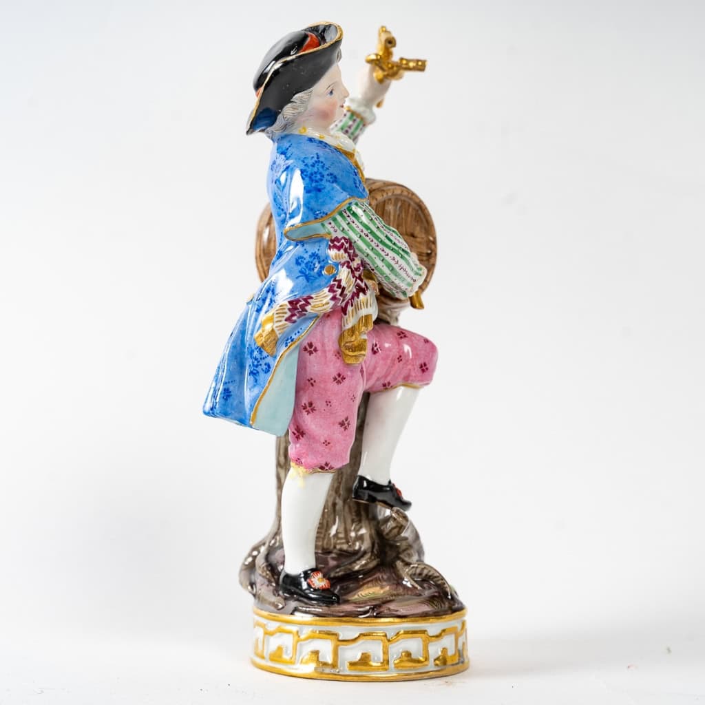 Sujet en porcelaine de Saxe de la manufacture de Meissen, représentant un vigneron, XIXe siècle. Sujet en porcelaine de Saxe de la manufacture de Meissen, représentant un vigneron, XIXe siècle.