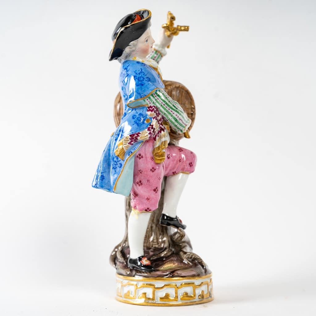 Sujet en porcelaine de Saxe de la manufacture de Meissen, représentant un vigneron, XIXe siècle. Sujet en porcelaine de Saxe de la manufacture de Meissen, représentant un vigneron, XIXe siècle.