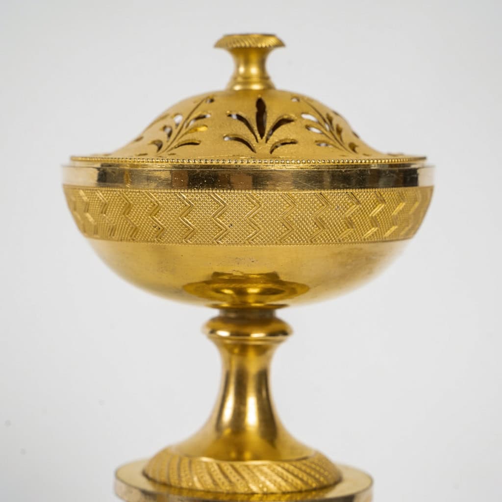 Paire de Brûle-Parfums ou pots-pourris en bronze finement ciselé et doré époque Empire circa 1810 Paire de Brûle-Parfums ou pots-pourris en bronze finement ciselé et doré époque Empire circa 1810