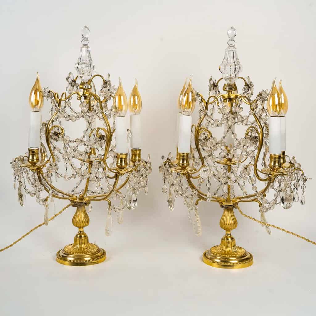 Paire de girandoles de style Louis XVI en bronze doré et décor de cristal vers 1820-1830 Paire de girandoles de style Louis XVI en bronze doré et décor de cristal vers 1820-1830