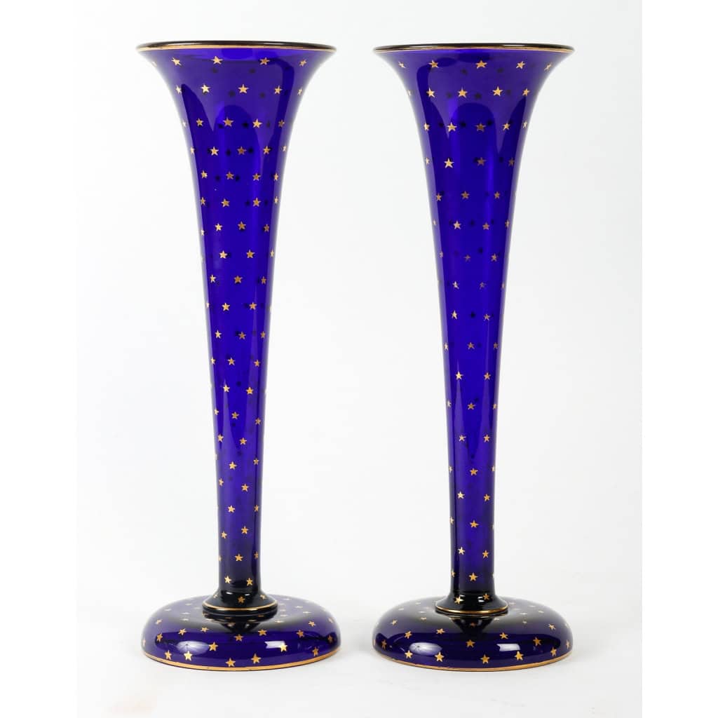 Paire de vases soliflores bleus en cristal, à décor d'étoiles dorées, manufacture de Baccarat, XIXe siècle ||||||||