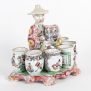 Boîte à épices en porcelaine à l'effigie d'un personnage chinois, Bayeux période J&S Langlois, fin du XIXe siècle Boîte à épices en porcelaine à l'effigie d'un personnage chinois, Bayeux période J&S Langlois, fin du XIXe siècle