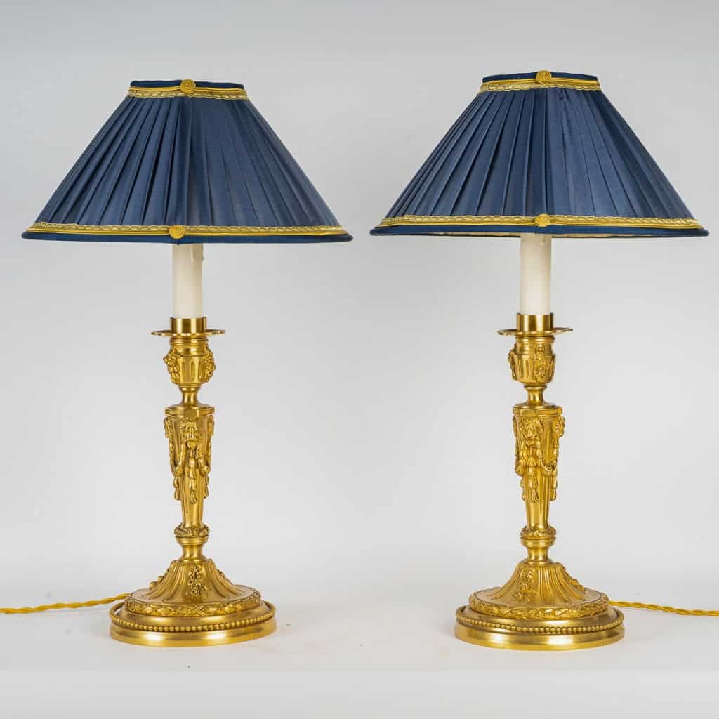 Maison Gagneau Paire de flambeaux en bronze ciselé et doré montés en lampes de style Louis XVI MLD Antiquités|MLD Antiquités|MLD Antiquités|MLD Antiquités|MLD Antiquités|MLD Antiquités|MLD Antiquités|MLD Antiquités||