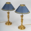 Maison Gagneau Paire de flambeaux en bronze ciselé et doré montés en lampes de style Louis XVI Maison Gagneau Paire de flambeaux en bronze ciselé et doré montés en lampes de style Louis XVI