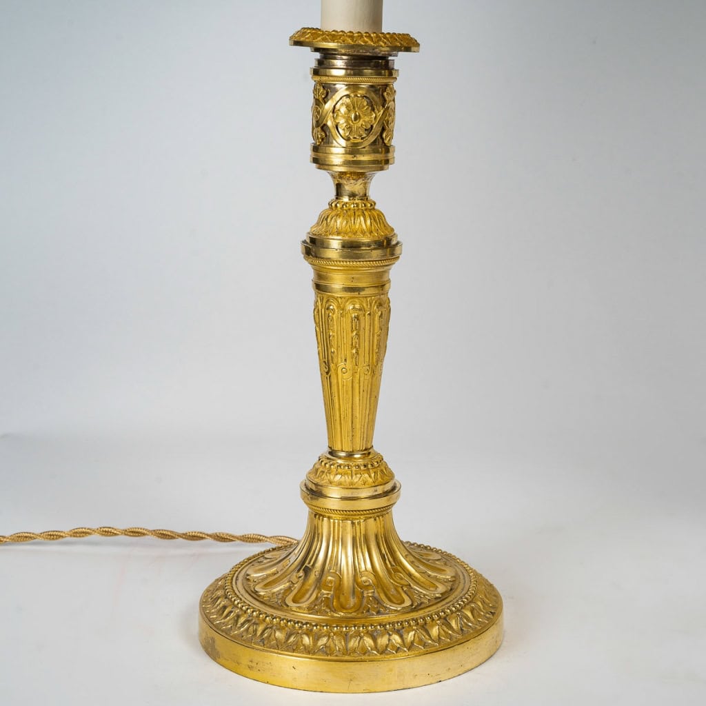 Paire de flambeaux en bronze ciselé et doré montés en lampes de la fin de l’époque Louis XVI Paire de flambeaux en bronze ciselé et doré montés en lampes de la fin de l’époque Louis XVI