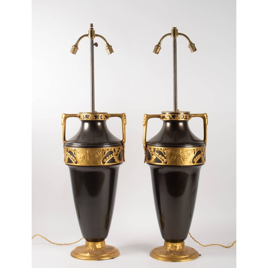 1900′ Paire de Lampes Forme Amphore Bronze Double Patine Époque Art Nouveau Jugenstil Décor Aux Puttis Signées Kayser |||||||||