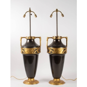 1900′ Paire de Lampes Forme Amphore Bronze Double Patine Époque Art Nouveau Jugenstil Décor Aux Puttis Signées Kayser |||||||||