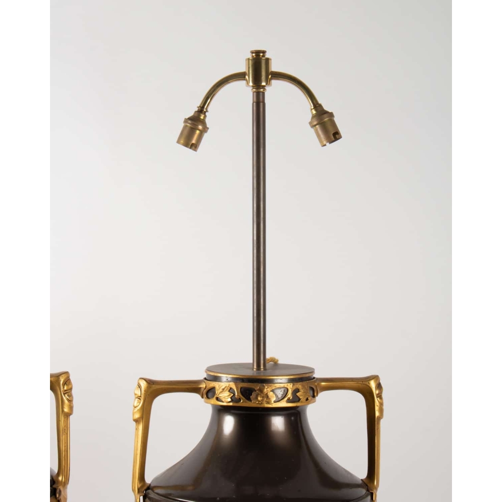 1900′ Paire de Lampes Forme Amphore Bronze Double Patine Époque Art Nouveau Jugenstil Décor Aux Puttis Signées Kayser 1900′ Paire de Lampes Forme Amphore Bronze Double Patine Époque Art Nouveau Jugenstil Décor Aux Puttis Signées Kayser