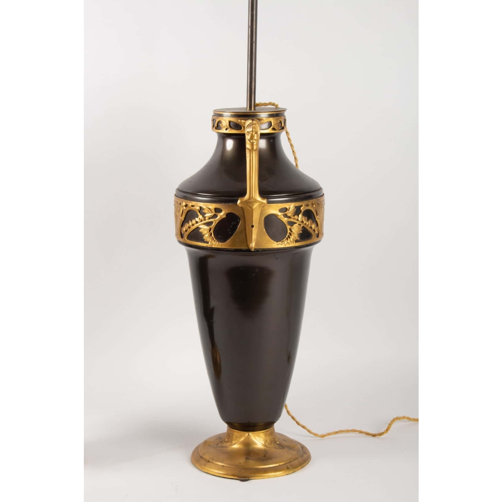 1900′ Paire de Lampes Forme Amphore Bronze Double Patine Époque Art Nouveau Jugenstil Décor Aux Puttis Signées Kayser 1900′ Paire de Lampes Forme Amphore Bronze Double Patine Époque Art Nouveau Jugenstil Décor Aux Puttis Signées Kayser