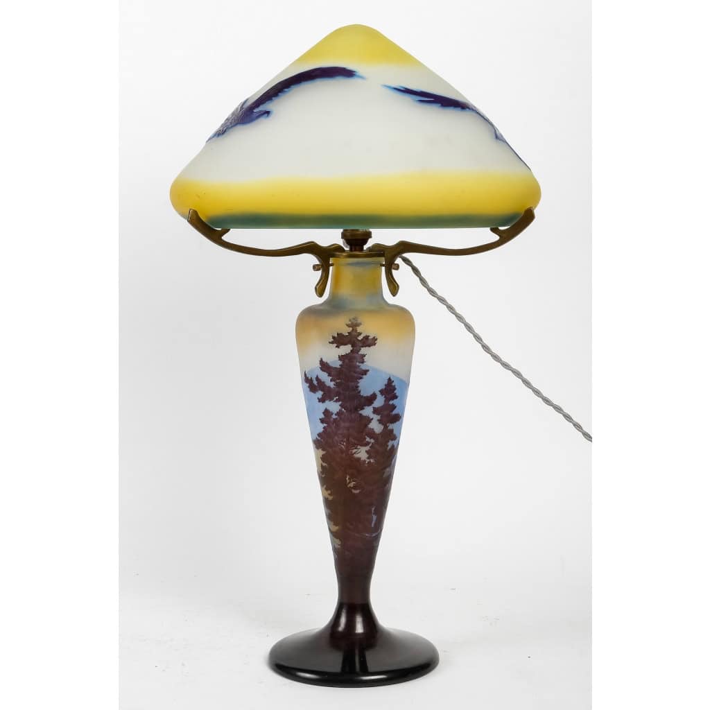 Émile GALLE (1846-1904) « Paysage Vosgien » Lampe en verre multicouches circa 1900 Émile GALLE (1846-1904) « Paysage Vosgien » Lampe en verre multicouches circa 1900