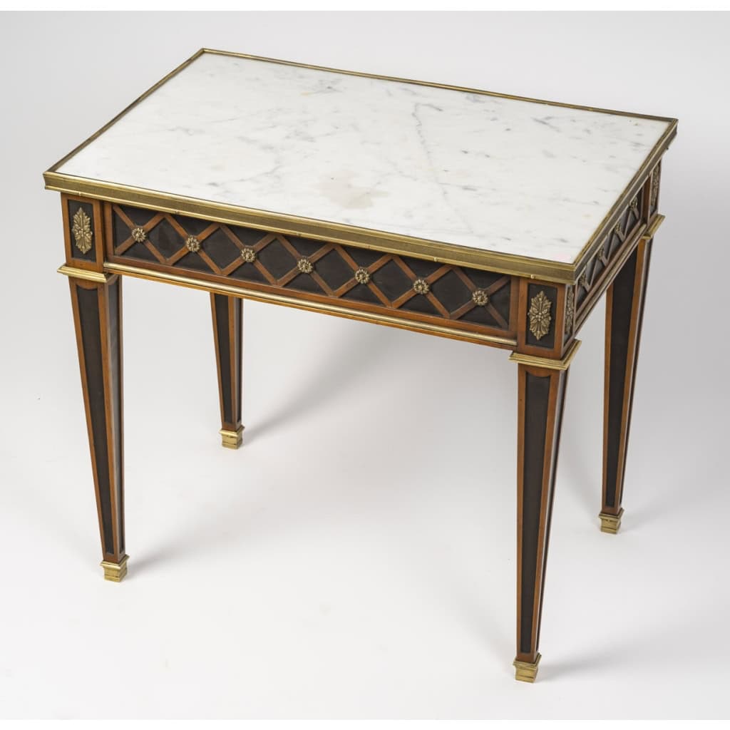 Une table basse de style Louis XVI, XXI siècle ||||||||