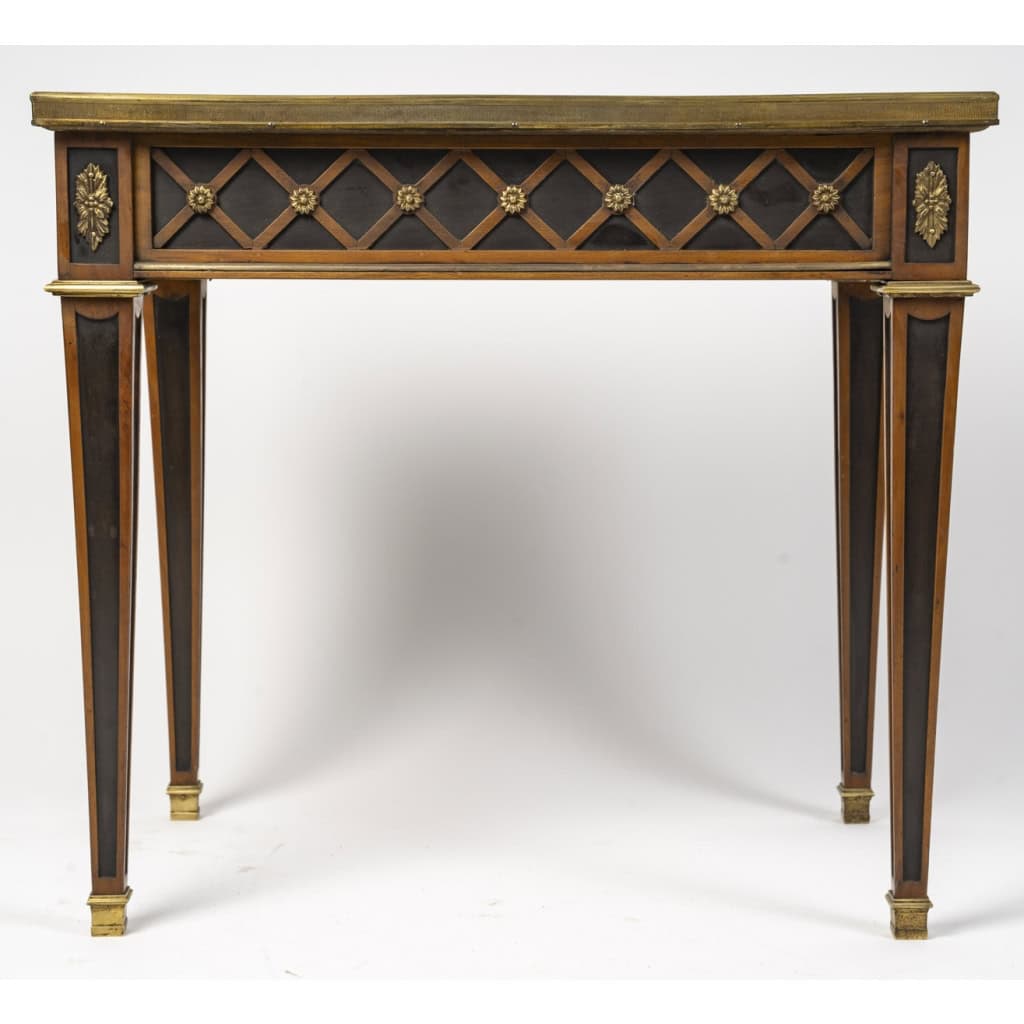 Une table basse de style Louis XVI, XXI siècle Une table basse de style Louis XVI, XXI siècle