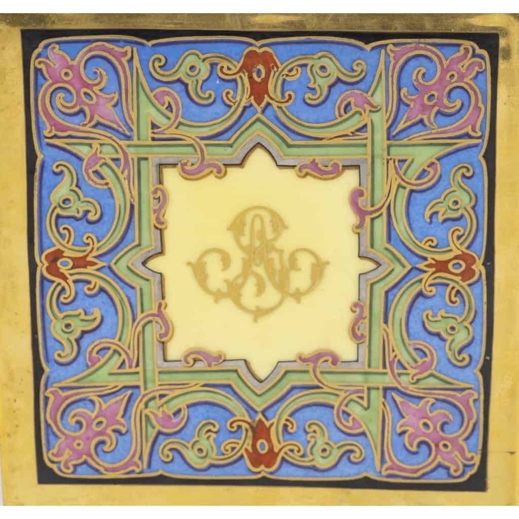 Caisse à fleurs en porcelaine de Paris, à décor polychrome géométrique rehaussé d’or, production de la seconde moitié du XIXe siècle, circa 1860. Caisse à fleurs en porcelaine de Paris, à décor polychrome géométrique rehaussé d’or, production de la seconde moitié du XIXe siècle, circa 1860.