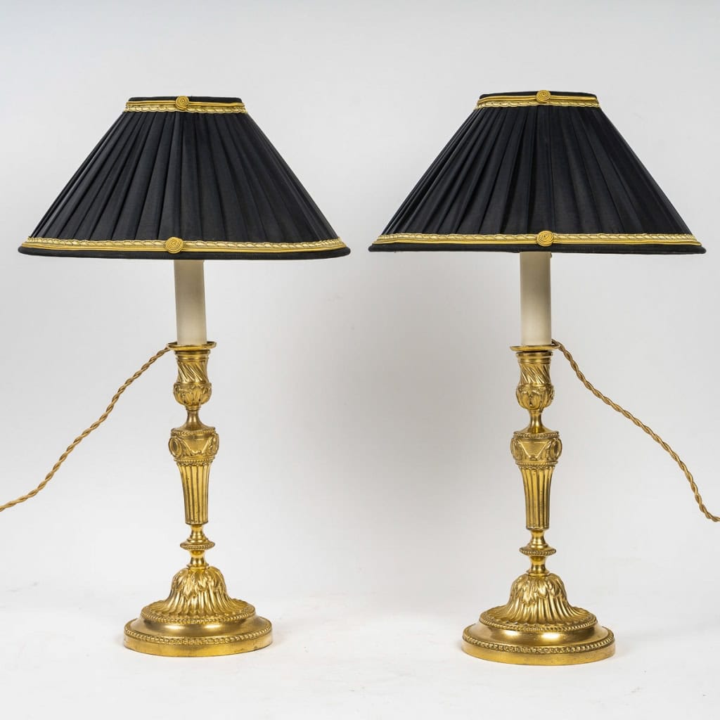 Paire de bougeoirs d’époque Louis XVI en bronze finement ciselé et doré montés en lampes Paire de bougeoirs d’époque Louis XVI en bronze finement ciselé et doré montés en lampes