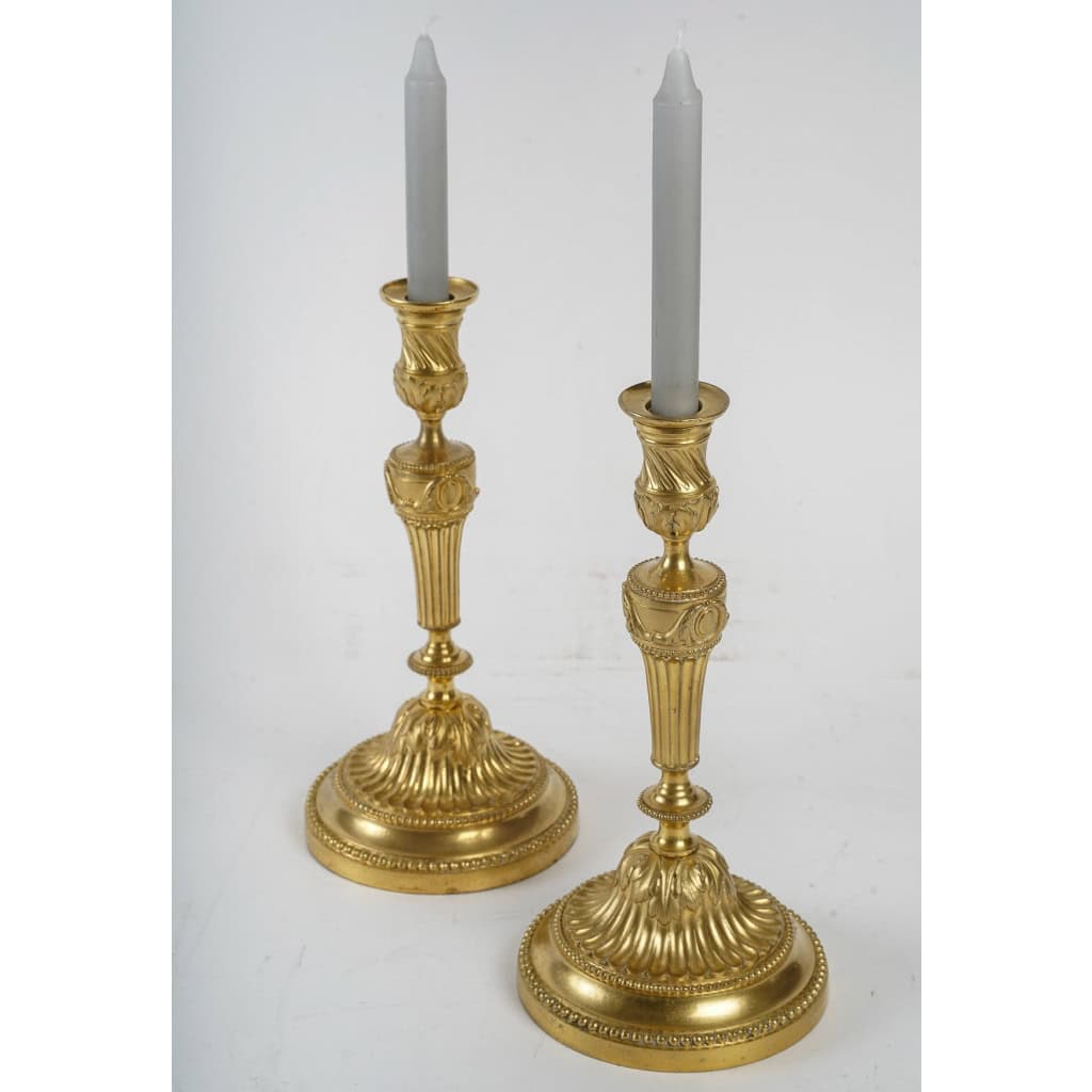 Paire de bougeoirs d’époque Louis XVI en bronze finement ciselé et doré montés en lampes Paire de bougeoirs d’époque Louis XVI en bronze finement ciselé et doré montés en lampes