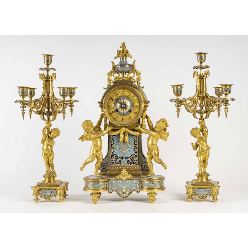 Garniture de cheminée en bronze émaillé d’époque 19em siècle cadran signé et le mouvement. ||||||||||||||