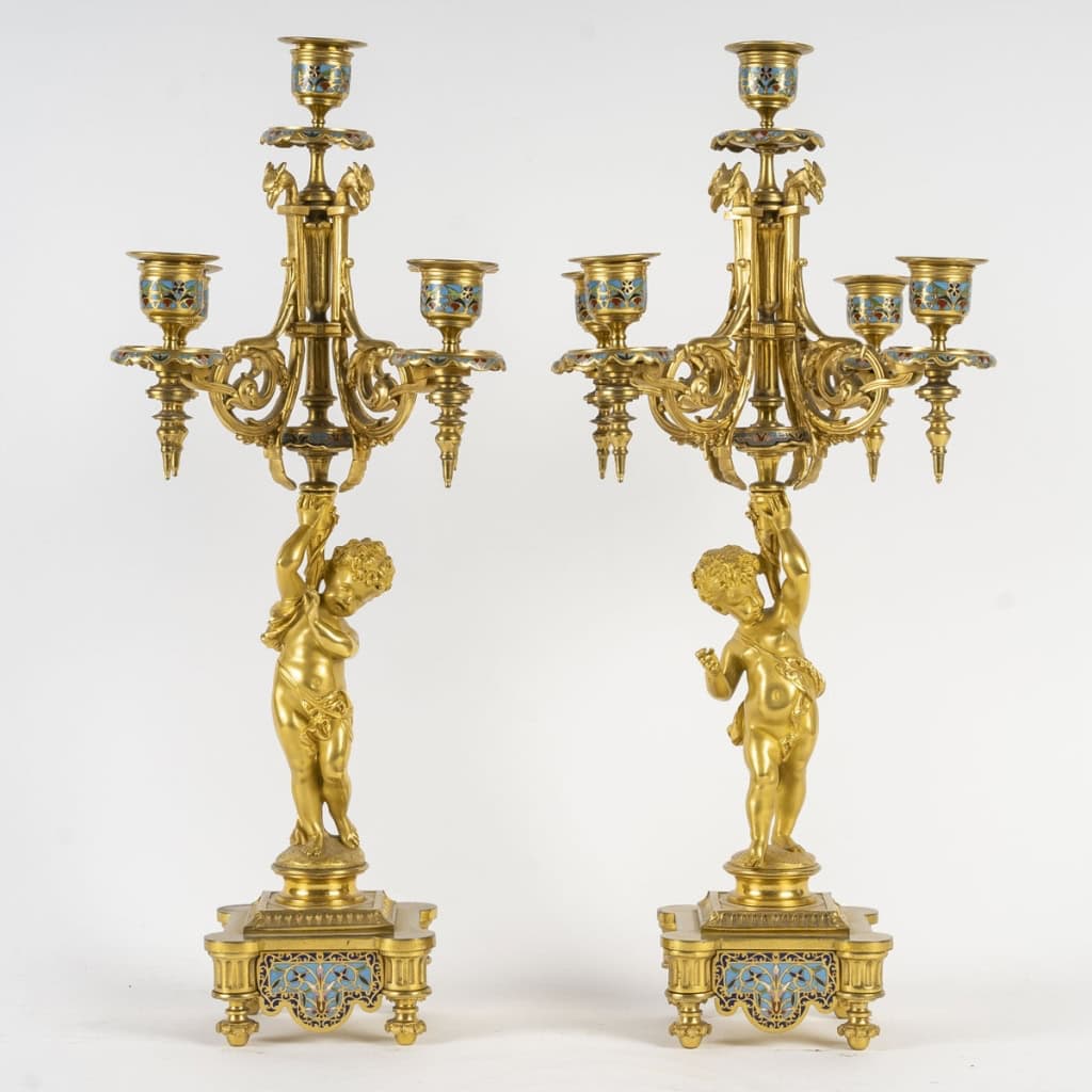 Garniture de cheminée en bronze émaillé d’époque 19em siècle cadran signé et le mouvement. Garniture de cheminée en bronze émaillé d’époque 19em siècle cadran signé et le mouvement.