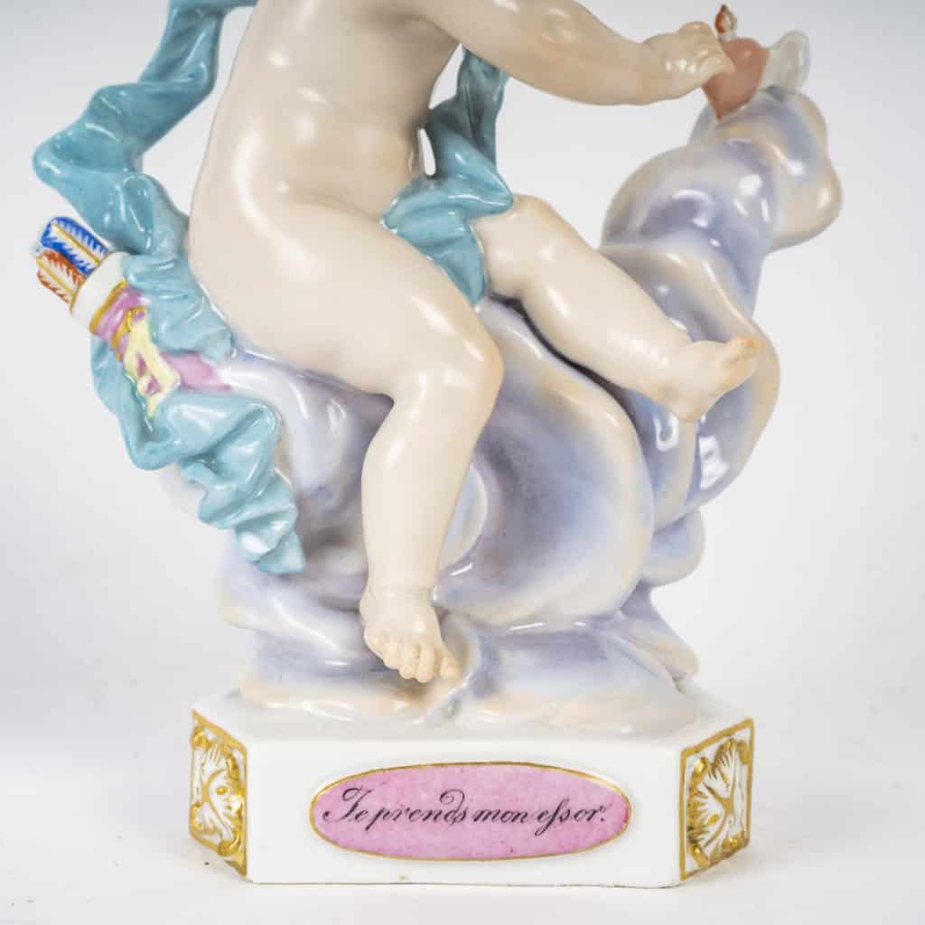 Figurine en porcelaine de la manufacture de Meissen, série des anges à devise dite Devisenkinder, XIXe siècle Figurine en porcelaine de la manufacture de Meissen, série des anges à devise dite Devisenkinder, XIXe siècle