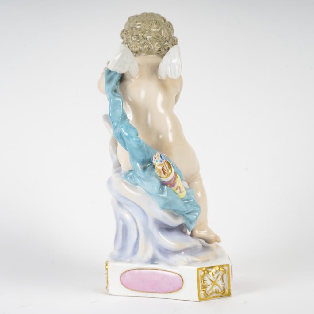 Figurine en porcelaine de la manufacture de Meissen, série des anges à devise dite Devisenkinder, XIXe siècle Figurine en porcelaine de la manufacture de Meissen, série des anges à devise dite Devisenkinder, XIXe siècle