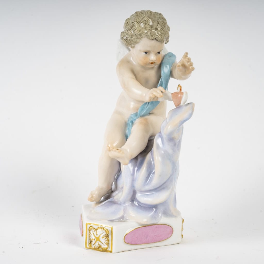 Figurine en porcelaine de la manufacture de Meissen, série des anges à devise dite Devisenkinder, XIXe siècle Figurine en porcelaine de la manufacture de Meissen, série des anges à devise dite Devisenkinder, XIXe siècle