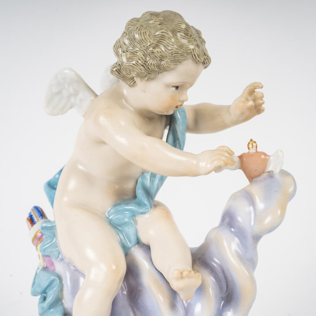 Figurine en porcelaine de la manufacture de Meissen, série des anges à devise dite Devisenkinder, XIXe siècle Figurine en porcelaine de la manufacture de Meissen, série des anges à devise dite Devisenkinder, XIXe siècle