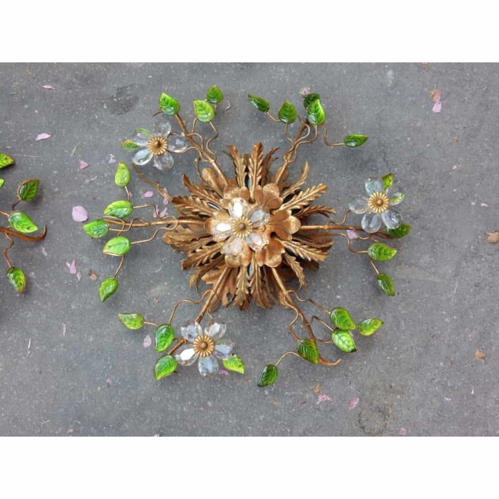 1970′ Paire de Plafonniers ou Appliques à Décor de Fleurs et Feuilles en Métal Doré Style Maison Baguès ou Banci Feuilles en Verre de Couleur Verte 1970′ Paire de Plafonniers ou Appliques à Décor de Fleurs et Feuilles en Métal Doré Style Maison Baguès ou Banci Feuilles en Verre de Couleur Verte