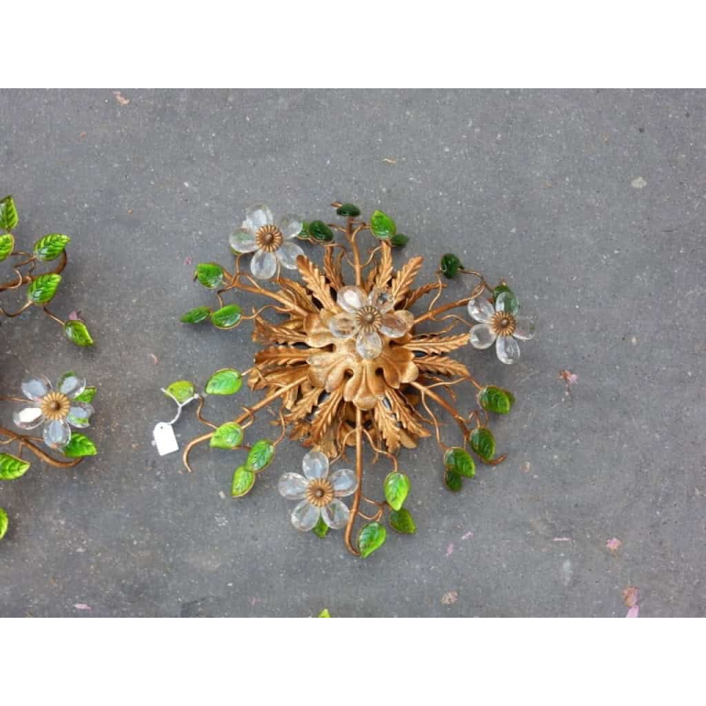 1970′ Paire de Plafonniers ou Appliques à Décor de Fleurs et Feuilles en Métal Doré Style Maison Baguès ou Banci Feuilles en Verre de Couleur Verte 1970′ Paire de Plafonniers ou Appliques à Décor de Fleurs et Feuilles en Métal Doré Style Maison Baguès ou Banci Feuilles en Verre de Couleur Verte