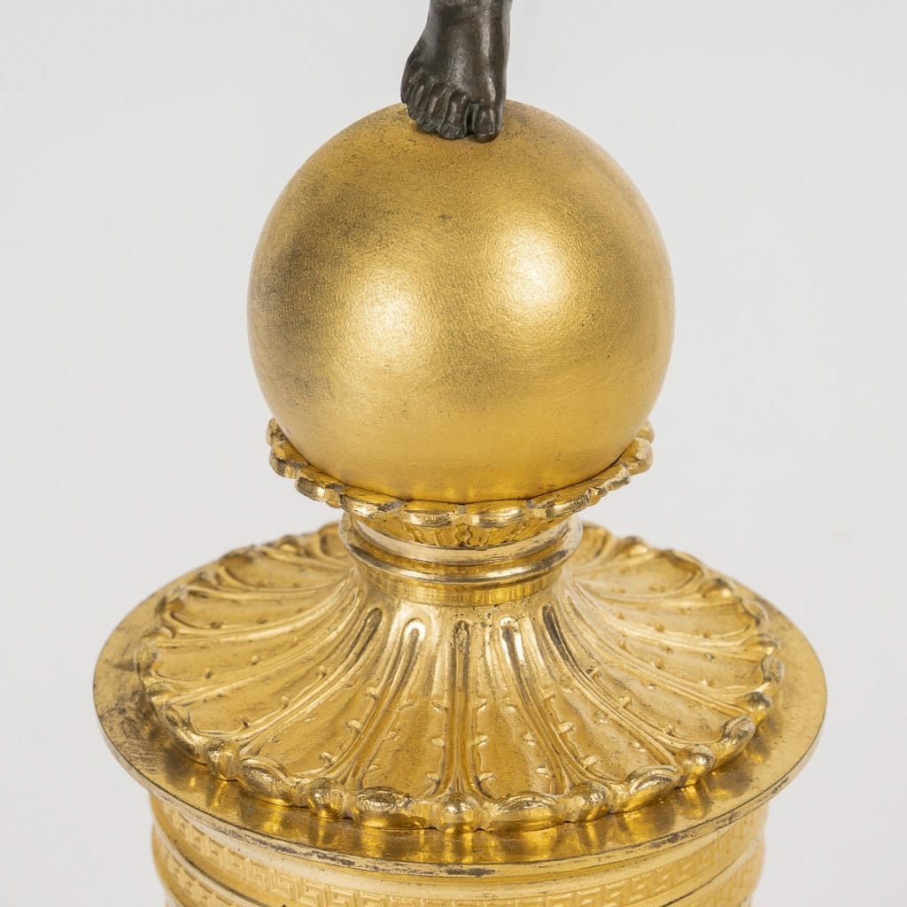 Paire de candélabres d’époque Empire en bronze à décor d’Amours ailés vers 1810-1815 Paire de candélabres d’époque Empire en bronze à décor d’Amours ailés vers 1810-1815